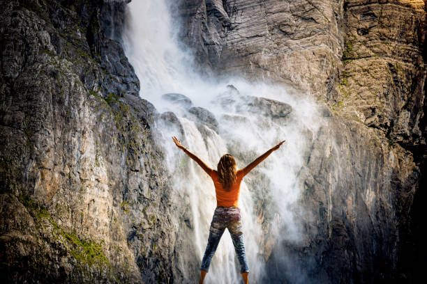 オート・ピレネー�山脈のシルク・ド・ガヴァルニーの滝 - gavarnie falls ストックフォトと画像
