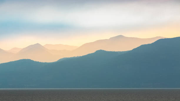 fundo da natureza-montanhas de montana - swan - fotografias e filmes do acervo