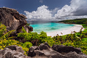 grand-anse-strand-mit-regenwolken-la-digue-island-seychellen.jpg?b=1&s=170x170&k=20&c=FHpJnsfeDyi09y7kjhCCVuSgvUUijMgVznkifXVvbHA=