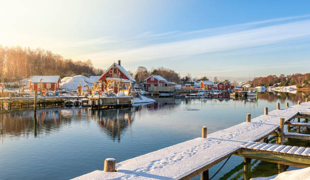 スウェーデンの冬の漁村 - sweden cottage winter snow ストックフォトと画像