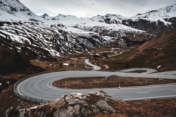 ユリアはスイス連邦共和国では、道路を渡す - car winding road highway autumn ストックフォトと画像