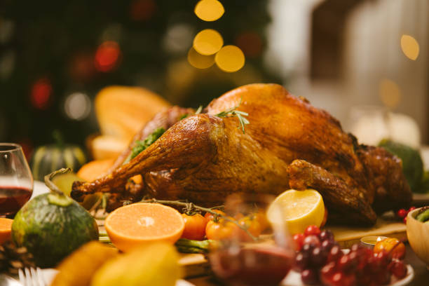 arrosto tacchino nel giorno del ringraziamento. - christmas food dinner turkey foto e immagini stock
