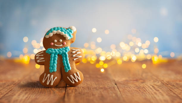 galletas de pan de jengibre de navidad con decoraciones navideñas sobre fondo de madera - hombre de jengibre fotografías e imágenes de stock