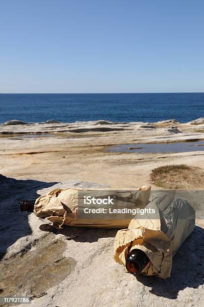 Bottiglie On The Rocks Sydney - Fotografie stock e altre immagini di Alchol - Alchol, Ambientazione esterna, Australia
