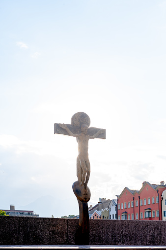 Una escultura de crucifijo en el puente de Innbrucke en la ciudad de Innsbruck, Tirol, Austria (desde el puente Innbricke) photo