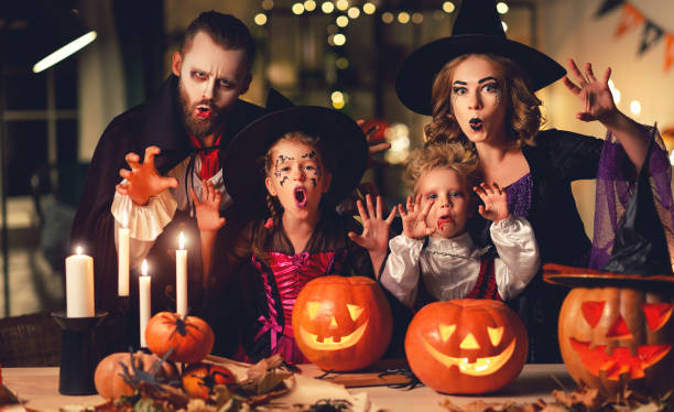 père heureux de mère de famille et enfants dans des costumes et le maquillage sur l'halloween - halloween photos et images de collection