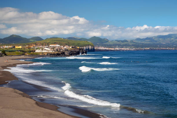 아조레스, 아조레스, 상파울루 의 북쪽 해안에서 대서양 해안과 리베이라 그란데 마을의 경치 - black sand beach scenics sand 뉴스 사진 이미지