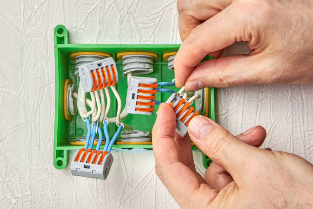 conductor splicing connectors type of push lever. - electrical junction box imagens e fotografias de stock