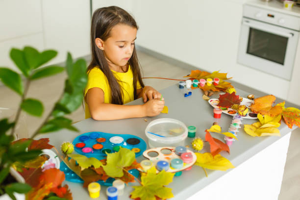 小さな女の子は、グッシュ、子供の芸術、子供の創造性、秋の芸術と秋の黄色の葉に絵を描きます。 - child art childs drawing painted image ストックフォトと画像