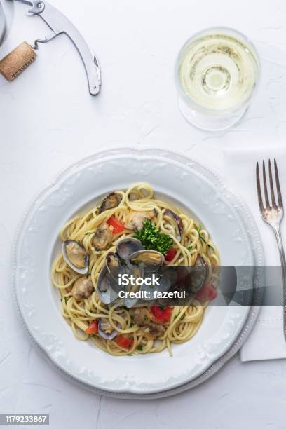 Seafood Pasta Med Musslor Spaghetti Alle Vongole På Vit Bakgrund-foton och fler bilder på Linguine