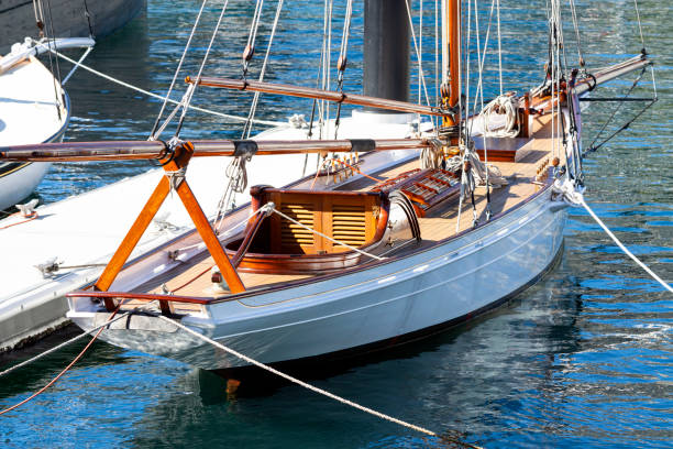 классическая палуба парусника, фон с пространством копирования - moored nautical vessel tied knot sailboat стоковые фото и изображения