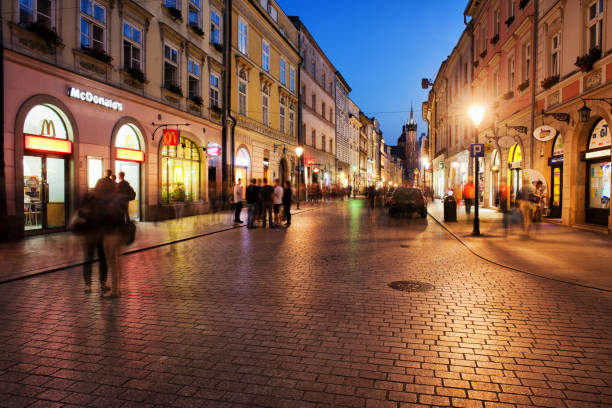 夜のクラクフの旧市街のシティブレイク - florianska street ストックフォトと画像