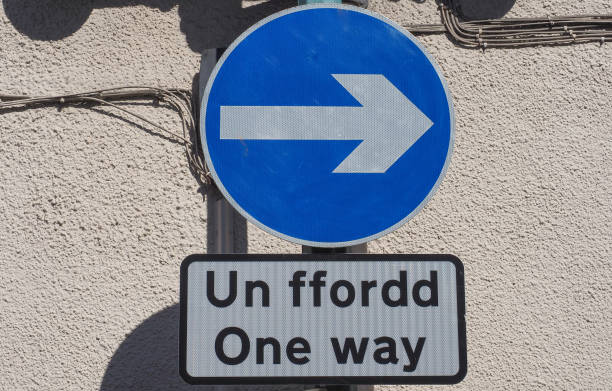istock Right direction arrow sign. Un ffordd means One Way in Welsh. 1179240061