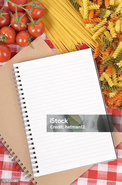 Pasta Con Receta Libro Blanco Y Rojo De Mantel Foto de stock y más banco de imágenes de Alimento - Alimento, Blanco - Color, Color - Tipo de imagen