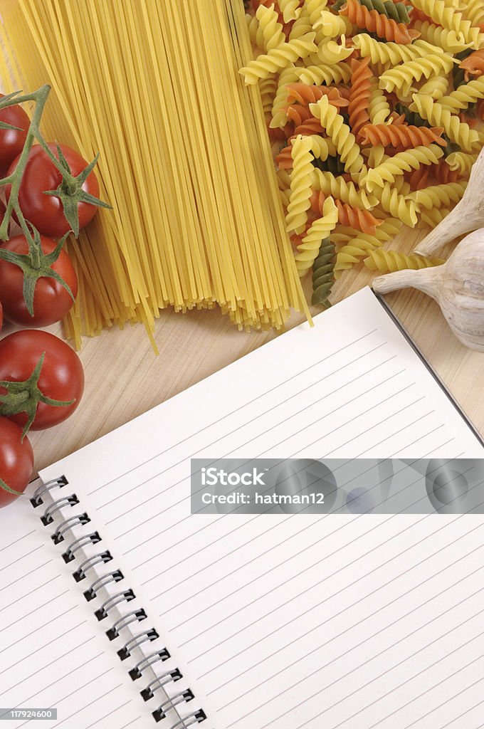 Massa com Livro de Receitas em branco e Tábua de corte - Royalty-free Aberto Foto de stock