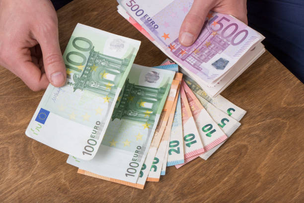 돈을 계산 하는 사업가의 높은 각도 보기 - euro paper currency 뉴스 사진 이미지