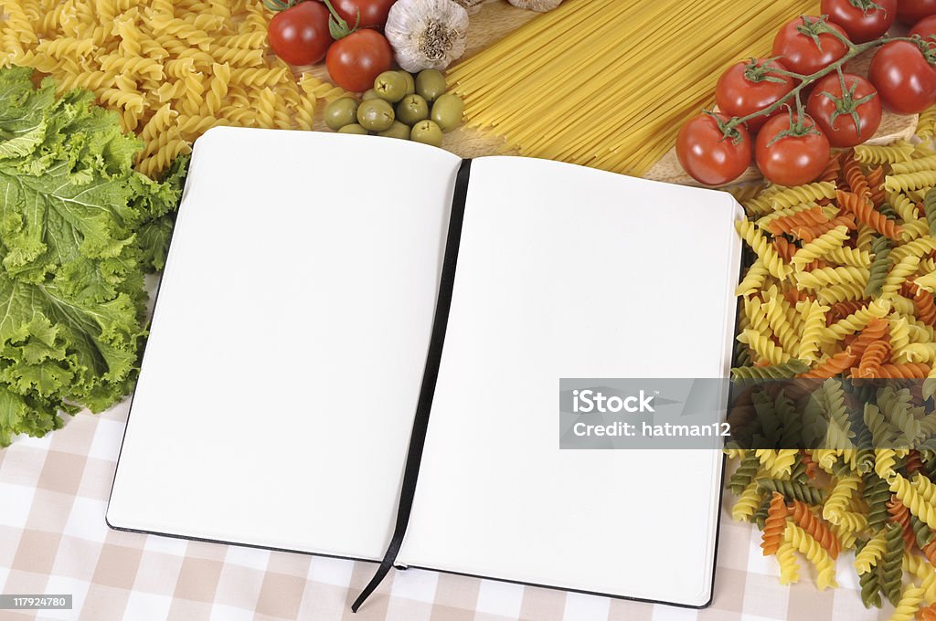 Pasta con vuoto ricetta board libro e Tagliare a pezzetti - Foto stock royalty-free di Aglio - Alliacee