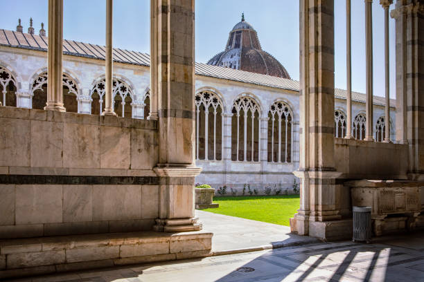 widok z galerii na wewnętrznym patio, camposanto monumentale di pisa. monumentalny cmentarz, wewnętrzny dziedziniec. - camposanto monumentale zdjęcia i obrazy z banku zdjęć