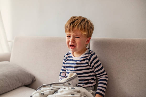 retrato do bebé de grito - menino criança doente deitado na cama com febre descanso - fotografias e filmes do acervo
