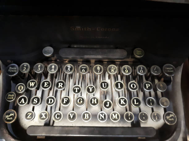 máquina de escrever manual antiga - typewriter keyboard typewriter antique old fashioned - fotografias e filmes do acervo
