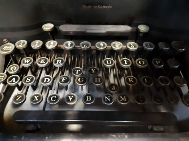 máquina de escrever manual antiga - typewriter keyboard typewriter antique old fashioned - fotografias e filmes do acervo