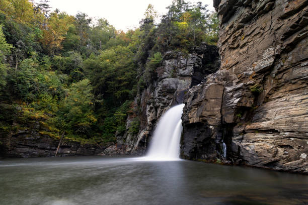 ブルーリッジパークウェイのリンビル滝(ノースカロライナ州) - north carolina mountain river autumn ストックフォトと画像