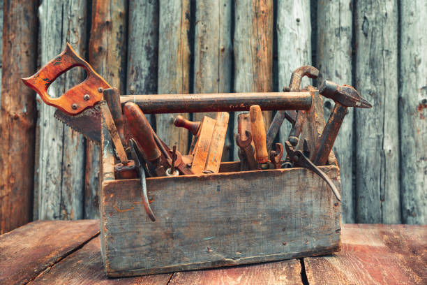 vintage werkzeugkasten stehen auf tisch auf holz hintergrund. - meißel fotos stock-fotos und bilder