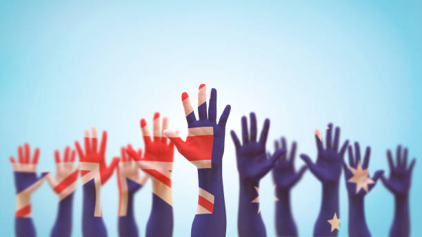 día de australia, concepto de votación electoral democrática australiana con bandera nacional en la gente abierta manos de palma levantando en el aire aislado en el fondo del cielo azul - australia australia day celebration flag fotografías e imágenes de stock