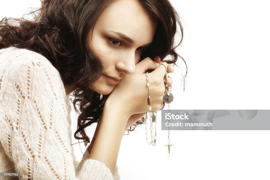 Jovem Beleza é rezar em branco - Royalty-free Conta de Rosário Foto de stock