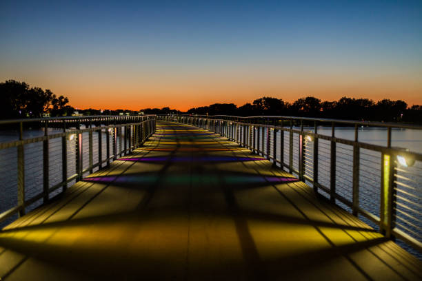 puente de iowa por la noche - iowa des moines bridge night fotografías e imágenes de stock