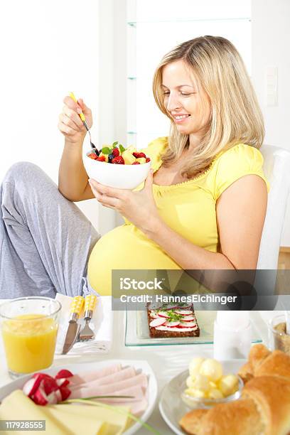 Donna Incinta Mangiare Insalata Di Frutta - Fotografie stock e altre immagini di Adulto - Adulto, Ananas, Barbietola dorata