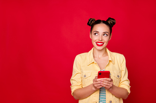 Bonita señora sosteniendo las manos del teléfono tener idea creativa usar traje casual de fondo rojo aislado photo