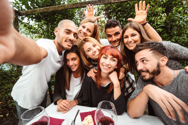 amigos tomar un selfie en el restaurante - restaurante fotos fotografías e imágenes de stock