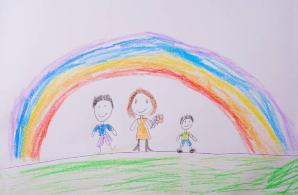 kinderzeichnung der glücklichen familie unter dem regenbogen. was ein kinderbild sagen kann. - großmutter fotos stock-fotos und bilder