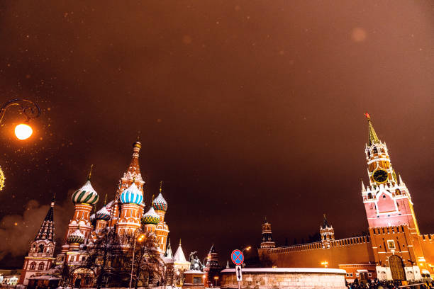 cattedrale di san basilio sulla piazza rossa, mosca - snow cupola dome st basils cathedral foto e immagini stock