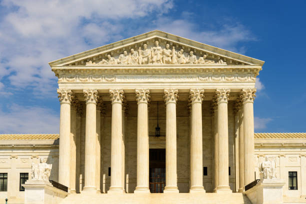 sąd najwyższy stanów zjednoczonych, waszyngton. błękitne niebo - law legal system column sky zdjęcia i obrazy z banku zdjęć