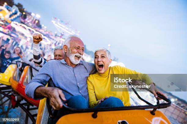 놀이 공원에서 롤러 코스터에서 즐거운 시간을 보내는 평온한 노인 노인에 대한 스톡 사진 및 기타 이미지 - 노인, 롤러코스터, 재미