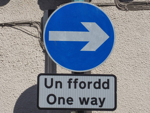 istock Right direction arrow sign. Un ffordd means One Way in Welsh. 1179340761