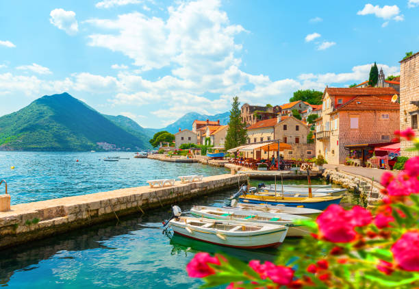 miasto perast w zatoce - montenegro kotor bay fjord town zdjęcia i obrazy z banku zdjęć