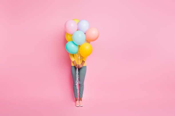 kurragömma koncept. hela kroppen foto av ganska söt trevlig lycklig tio tjej som har fest på födelsedagen gömmer sig bakom många ballons hålla i händerna isolerade pastell mångfärgad bakgrund - kvinna ballonger bildbanksfoton och bilder