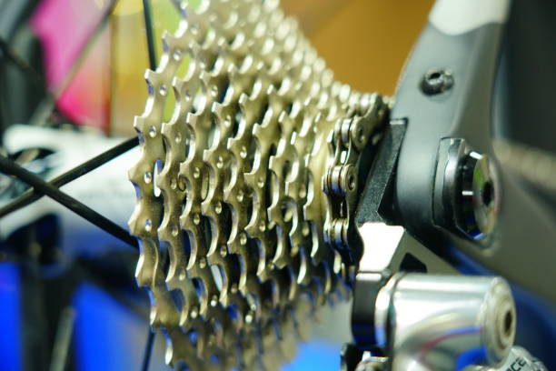 체인이 있는 휠의 리어 바이크 카세트 - bicycle gear bicycle cycling red 뉴스 사진 이미지
