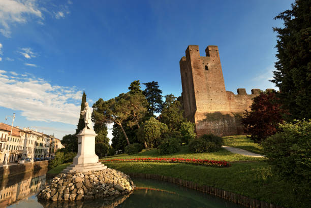 pomnik giorgione i średniowieczne mury - castelfranco veneto włochy - tower treviso veneto palace zdjęcia i obrazy z banku zdjęć