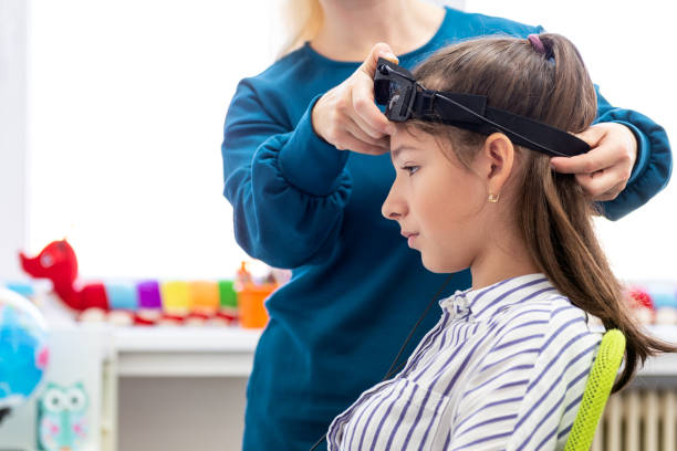 giovane adolescente e terapista infantile durante la sessione di neurofeedback eeg. concetto di elettroencefalografia. - biofeedback foto e immagini stock