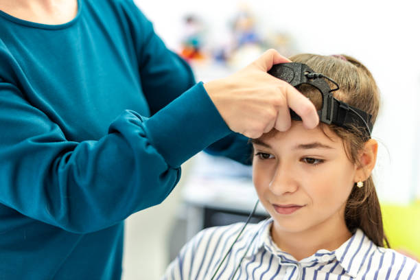 giovane adolescente e terapista infantile durante la sessione di neurofeedback eeg. concetto di elettroencefalografia. - biofeedback foto e immagini stock