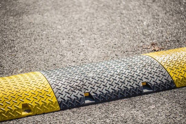 速度を減らすために道路バンプ - クローズアップ - yellow city speed road ストックフォトと画像