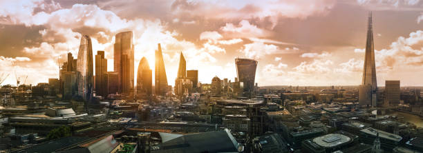 city of london bei sonnenuntergang. moderne wolkenkratzer des finanzraums. großbritannien, 2019 - london england canary wharf skyline cityscape stock-fotos und bilder