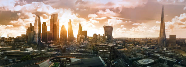 city of london at sunset. modern skyscrapers of the financial area. uk, 2019 - london england canary wharf skyline cityscape imagens e fotografias de stock