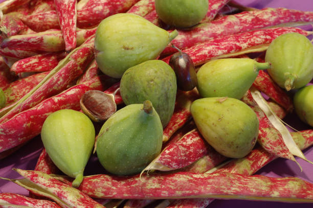 los frutos de la naturaleza - agriculture autumn apple greengrocers shop fotografías e imágenes de stock