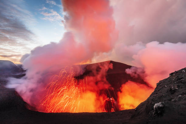 вулкан эрупция гора ясур танна остров вануату лава кратер - volcano erupting lava fire стоковые фото и изображения
