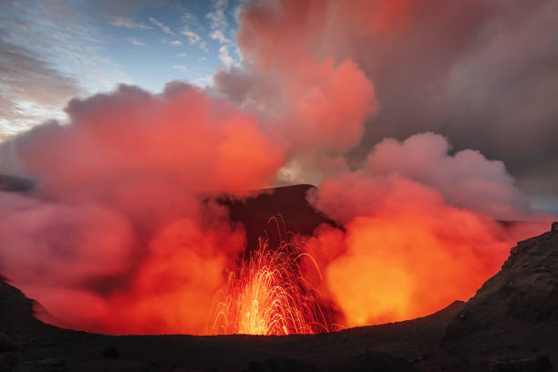 eruzione del vulcano vanuatu dell'isola di yasur tanna - volcano exploding smoke erupting foto e immagini stock